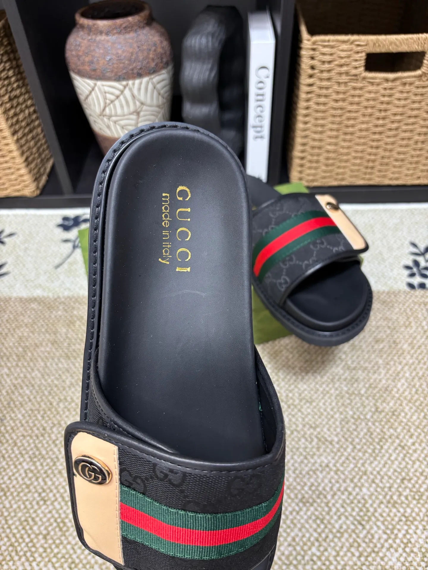 Factory 💰 300 yuan Gucci slippers] high-end men's shoes brand official website 1:1 latest masterpiece: original mold customization, the fabric is made of imported original materials, upgraded outsole, lighter and non-slip. The market's top quality, simple yet tasteful, a must-have for fashionistas, fashionable at your feet, full of confidence, the same style at the counter 👍The season of summer slippers is here. Code: 38-45 (45 customized)